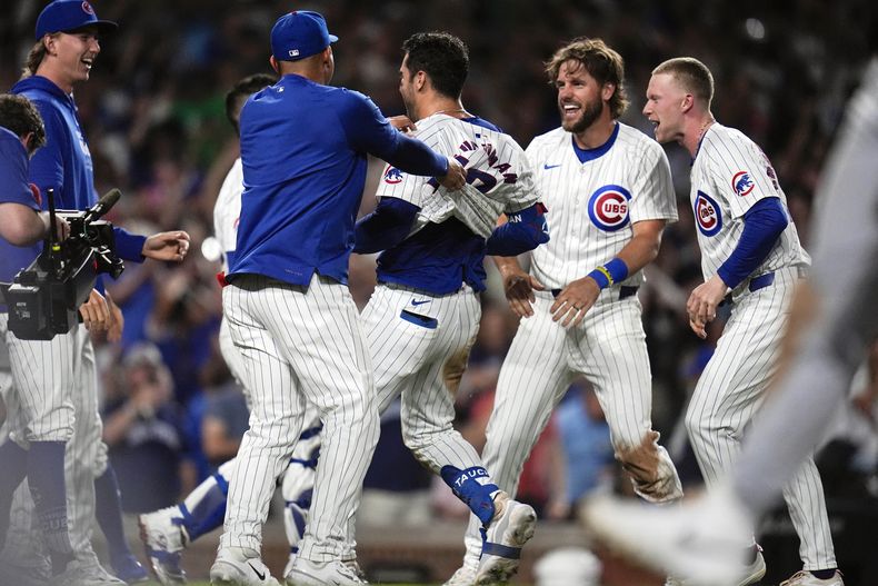 Los Cachorros de Chicago celebran con el bateador designado Mike Tauchman, centro, quien bateó jonrón con el que dejaron tendidos a los Medias Blancas de Chicago, el miércoles 5 de junio de 2024, en Chicago. (AP Foto/Erin Hooley)