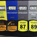 Precios de la gasolina, en una gasolinera en Riverwoods, Illinois, el 1 de abril de 2024. (Foto AP /Nam Y. Huh)