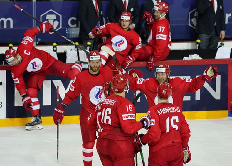 ARCHIVO - Los jugadores de Rusia durante el partido contra Suecia en el Mundial de hockey sobre hielo, el 31 de mayo de 2021, en Riga, Letonia. (AP Foto/Roman Koksarov)