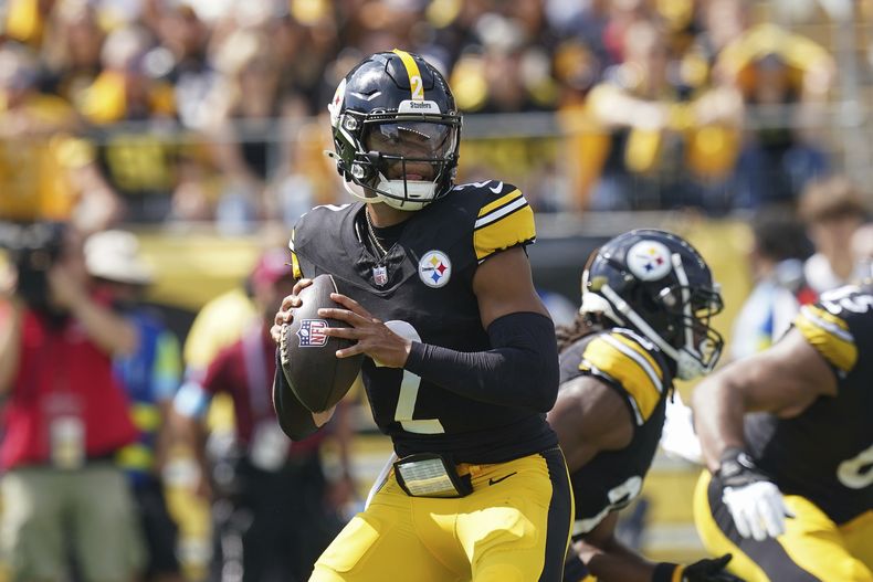 El mariscal de campo de los Steelers de Pittsburgh , Justin Fields, busca un receptor abierto durante la primera mitad contra los Chargers de Los Ángeles, el domingo 22 de septiembre de 2024, en Pittsburgh. (AP Foto/Matt Freed)