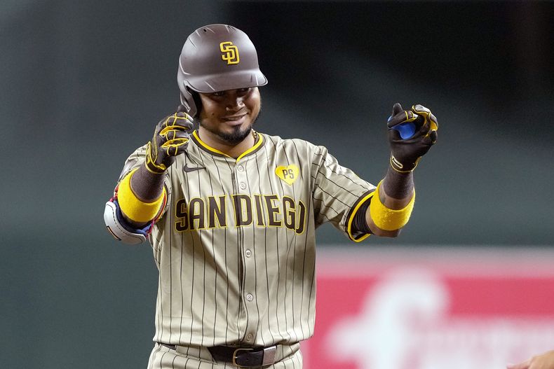 El venezolano Luis Arráez, de los Padres de San Diego, festeja luego de conectar un sencillo en el juego del sábado 4 de mayo de 2024, ante los Diamondbacks de Arizona (AP Foto/Matt York)