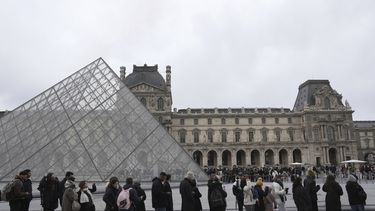 La gente hace fila para ingresar al museo del Louvre, el lunes 27 de enero de 2025 en París. (Foto AP/Thibault Camus)