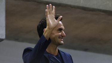 Roger Federer saluda al público durante el partido entre Aryna Sabalenka y Zheng Qinwen por los cuartos de final del Abierto de Estados Unidos, el martes 3 de septiembre de 2024, en Nueva York. (AP Foto/Adam Hunger)
