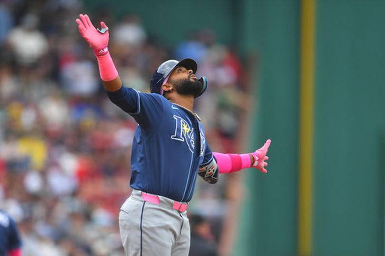 Junior Caminero, de los Rays de Tampa Bay, celebra tras su jonrón al llegar al plato en la primera entrada de un partido de béisbol contra los Medias Rojas de Boston, el domingo 10 de mayo de 2026, en Boston. (Foto AP/Steven Senne)