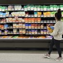 Una mujer pasa frente al área de quesos en una tienda de la cadena Target, el miércoles 4 de octubre de 2023, en Sheridan, Colorado. (AP Foto/David Zalubowski)