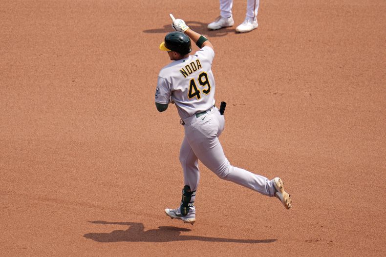 Ryan Noda, de los Atléticos de Oakland, festeja tras conectar un jonrón en el duelo del miércoles 7 de junio de 2023, ante los Piratas de Pittsburgh (AP Foto/Gene J. Puskar)