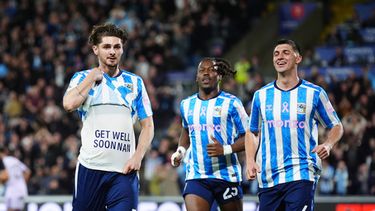 Jack Rudoni del Coventry celebra tras abrir el marcador en el encuentro de la Liga Premier ante el Coventry el lunes 12 de octubre del 2026. (Bradley Collyer/PA via AP)