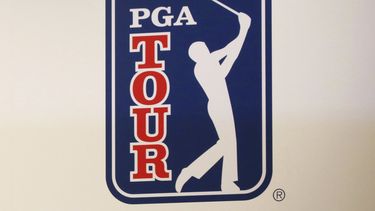 ARCHIVO - El logo de la Gira de la PGA es desplegado durante una rueda de prensa en Tokio, el 20 de noviembre de 2018. (AP Foto/Koji Sasahara)
