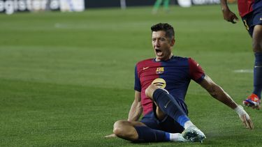 Robert Lewandowski celebra tras anotar el segundo gol del Barcelona en la victoria 2-1 ante Athletic Bilbao en la Liga española, el sábado 24 de agosto de 2024. (AP Foto/Joan Monfort)
