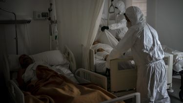 Trabajadores funerarios soportan un rastro de muerte diario