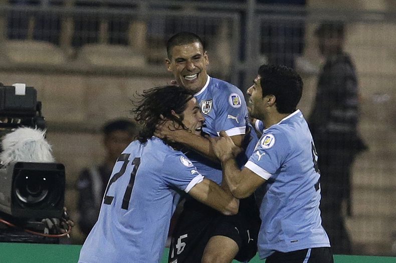 El jugador de Uruguay, Maximiliano Pereira, centro, festeja con sus compa&ntilde;eros Edinson Cavani, izquierda, y Luis Su&aacute;rez, tras anotar un gol contra Jordania en un partido por el repechaje mundialista el mi&eacute;rcoles, 13 de noviembre de 20