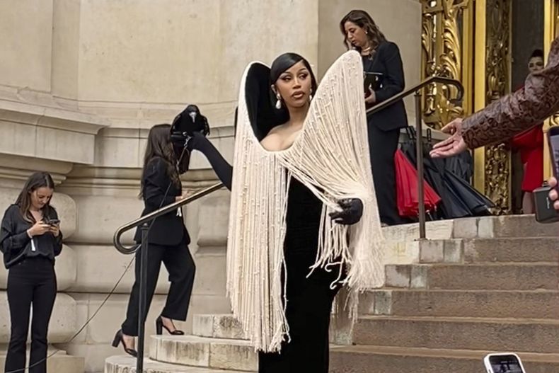 Cardi B sostiene un cuervo en el desfile de Alta Costura Otoño-Invierno 2025/26 de Schiaparelli en París, el lunes 7 de julio de 2025. (Foto AP/Thomas Adamson)