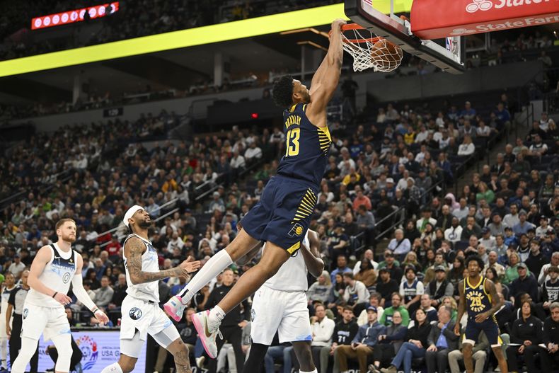 El pívot de los Pacera de Indiana Tony Bradley clava el balón frente a los Timberwolves de Minnesota en el encuentro del lunes 17 de marzo del 2025. (AP Foto/Craig Lassig)