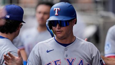 El bateador designado de los Rangers de Texas, Joc Pederson (3), celebra haber anotado gracias a un batazo de Brandon Nimmo en la tercera entrada de un partido de béisbol contra los Bravos de Atlanta, el sábado 18 de julio de 2026, en Atlanta. (Foto AP/Mike Stewart)