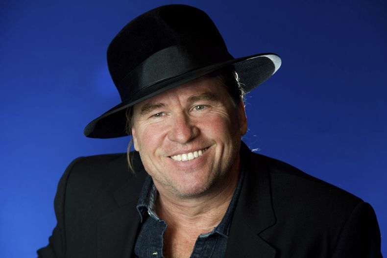 ARCHIVO - Val Kilmer posa en Nueva York, el martes 24 de abril de 2012. (Foto AP/Charles Sykes, archivo)