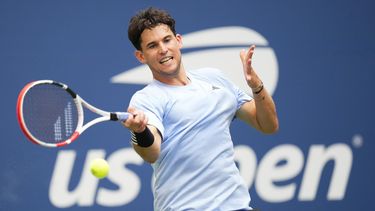 ARCHIVO - Foto del 30 de agosto del 2023, el austriaco Dominic Thiem responde a un tiro del estadounidense Ben Shelton en la segunda ronda del Abierto de Estados Unidos. (AP Foto/Frank Franklin II, File)