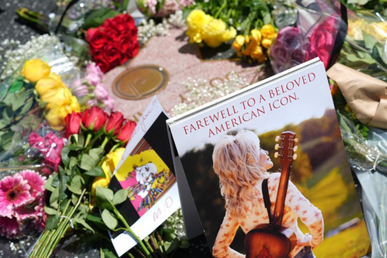La estrella de Dolly Parton en el Paseo de la Fama de Hollywood adornada con flores el martes 25 de agosto de 2026 en Los Ángeles. (Foto AP/Chris Pizzello)
