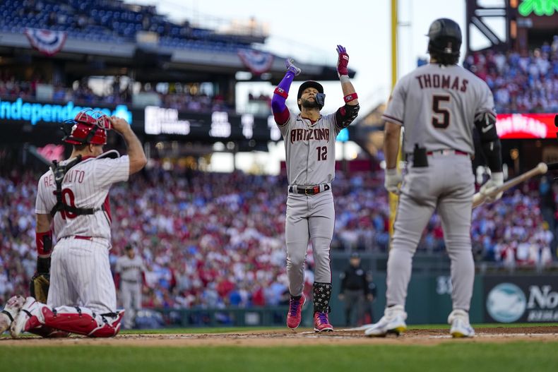 Lourdes Gurriel Jr., de los Diamondbacks de Arizona, celebra después de batear un cuadrangular frente al abridor de los Filis de Filadelfia, Aaron Nola, durante la segunda entrada del Juego 6 de la Serie de Campeonato de la Liga Nacional, en Filadelfia, el lunes 23 de octubre de 2023. (AP Foto/Brynn Anderson)