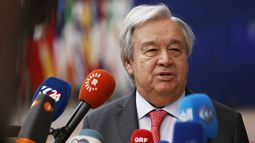 El secretario general de la ONU, Antonio Guterres, habla con los reporteros a su llegada para una cumbre de la UE en Bruselas, el jueves 21 de marzo de 2024. (AP Foto/Omar Havana)