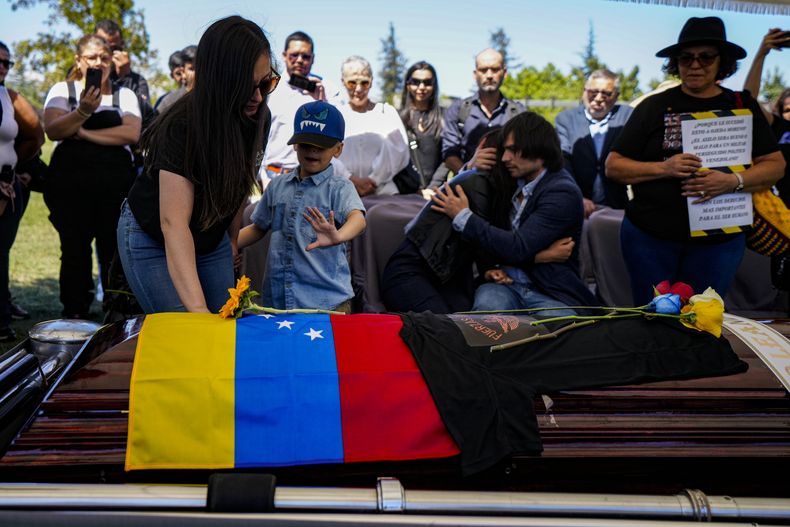 ARCHIVO - La viuda, el hijo y la hermana del exmilitar disidente venezolano Ronald Ojeda asisten a su funeral en el cementerio de Canaán, en Santiago de Chile, el 8 de marzo de 2024, luego de que fuera secuestrado y su cuerpo fuera encontrado enterrado en las afueras de la capital. (Foto AP/Esteban Félix, Archivo)