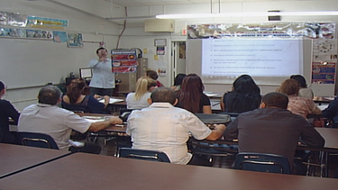 programa del distrito escolar prepara a personas para el examen de  ciudadania