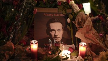 Flores y velas en memoria del opositor ruso Alexei Navalny en la Piazza del Campidoglio, en Roma, Italia, el 19 de febrero de 2024. (AP Foto/Andrew Medichini)