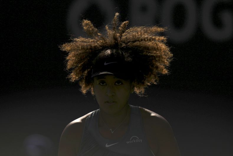 La japonesea Naomi Osaka se prepara para recibir un saque en un partido de tenis en contra de Ons Jabeur, de Túnez, en el Abierto de Toronto, el miécolers 7 de agosto de 2024. (Chris Young/The Canadian Press vía AP)