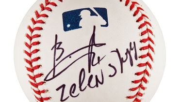 subastan pelota de beisbol firmada por zelenskyy en $50.000