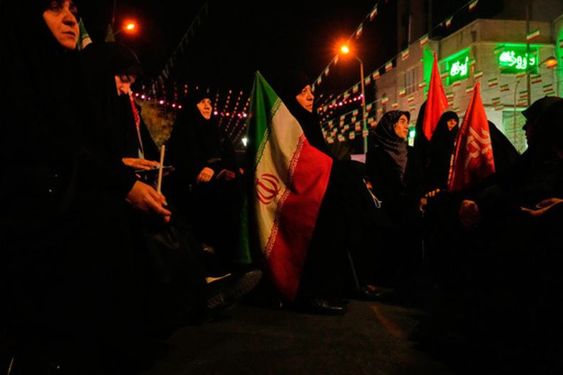 Varias mujeres asisten a una manifestación progubernamental en Teherán, Irán, el 27 de octubre de 2026. (AP Foto/Vahid Salemi)