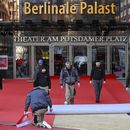 La alfombra roja es desenrollada en el Berlinale Palast entes de la Berlinale en Berlín, Alemania, el 13 de febrero de 2024. El Festival Internacional de Cine de Berlín se realizará del 15 al 25 de febrero. (Jens Kalaene/dpa vía AP)