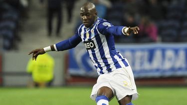 americateve | En esta foto del 23 de febrero del 2014 se ve al defensor franc&eacute;s del Porto Eliaquim Mangala en un partido en Porto, Portugal. El 11 de agosto del 2014 firm&oacute; para Manchester City de la Liga Premier. (AP Foto/Paulo Duarte/Archivo)