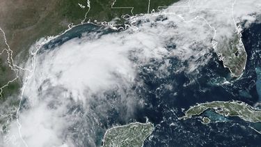 Esta imagen satelital del domingo 8 de septiembre de 2024 proporcionada por la Oficina Nacional de Administración Oceánica y Atmosférica de Estados Unidos (NOAA por sus siglas en inglés) muestra una depresión tropical en el Golfo de México. El lunes 9 de septiembre de 2024, la tormenta tropical Francine se formó frente a la costa de México y se prevé azote Texas con lluvias. (NOAA vía AP)