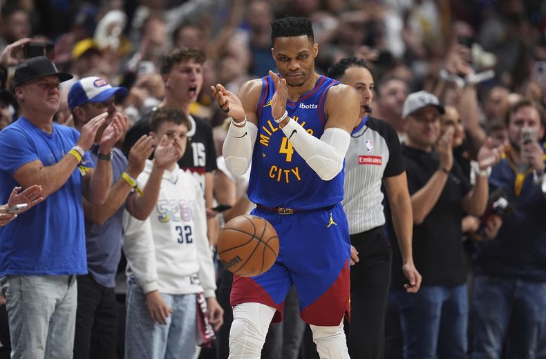 Russell Westbrook, base de los Nuggets de Denver, aplaude en la prórroga del tercerr partido de la semifinal de la Conferencia Oeste ante el Thunder de Oklahoma City, el viernes 9 de mayo de 2025 (AP Foto/David Zalubowski)