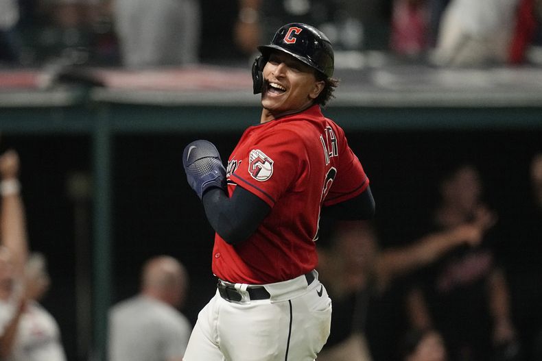 Bo Naylor, de los Guardianes de Cleveland, sonríe luego de anotar la carrera del triunfo ante los Rays de Tampa Bay, el sábado 2 de septiembre de 2023 (AP Foto/Sue Ogrocki)