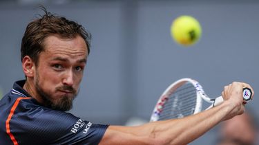 El ruso Daniil Medvedev regresa una bola en el encuentro ante el italiano Andrea Vavassori en el Abierto de Madrid el sábado 29 de abril del 2023. (AP Foto/Manu Fernandez)
