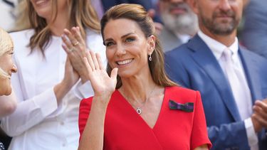 La princesa Kate de Gran Bretaña saluda desde el palco real en el día 13 del Campeonato de Tenis de Wimbledon en Londres, el sábado 11 de julio de 2026. (Foto AP/Kirsty Wigglesworth)