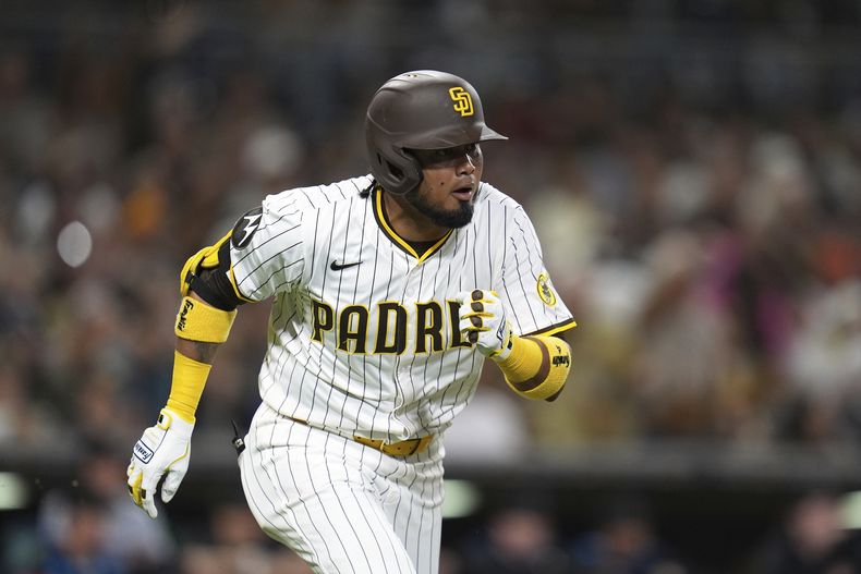 El venezolano Luis Arráez, de los Padres de San Diego, batea un sencillo productor en el duelo ante los Marlins de Miami, el martes 27 de mayo de 2025 (AP Foto/Gregory Bull)