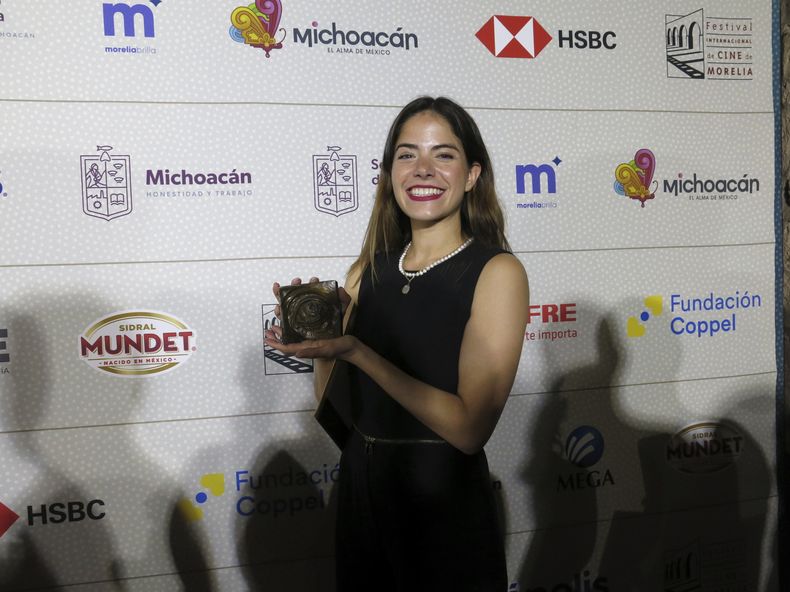 La actriz mexivana Adriana Llabrés posa con el premio a mejor actriz por Todo el silencio en el Festival Internacional de Cine de Morelia, el viernes 27 de octubre de 2023, en Morelia, México. (Foto AP/Berenice Bautista)