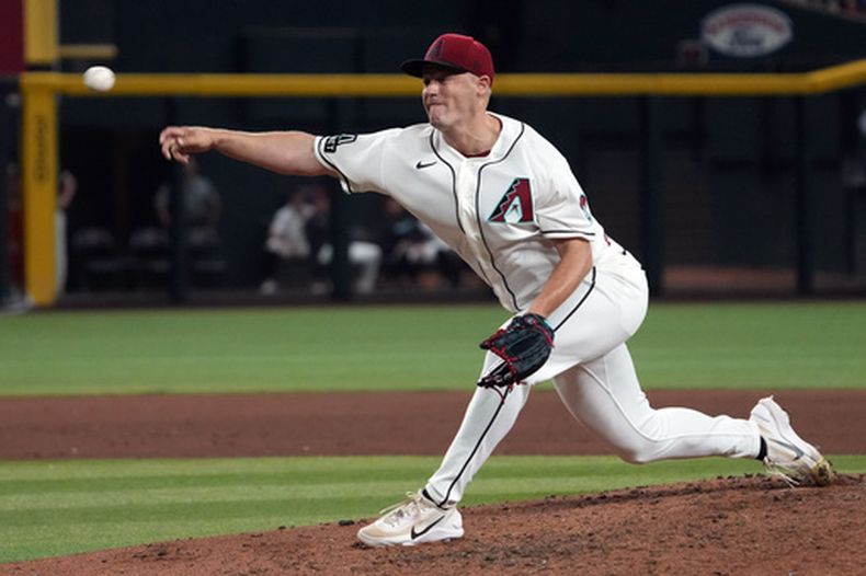 Paul Sewald, de los Diamondbacks de Arizona, trabaja frente a los Angelinos de Los Ángeles enla novena entrada del juego de béisbol de Grandes Ligas, el lunes 15 de junio de 2026, en Phoenix. (AP Foto/Rick Scuteri)