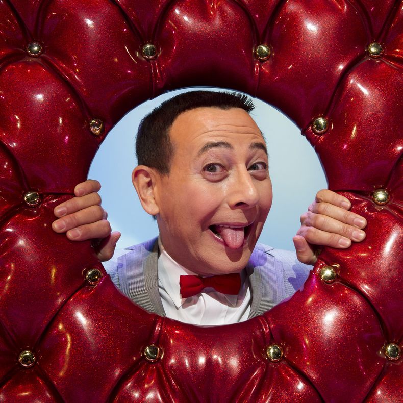 ARCHIVO - Paul Reubens, vestido como su personaje Pee-wee Herman, posa en el escenario después de una función de The Pee-wee Herman Show en Broadway, Nueva York, el 29 de octubre de 2010. Reubens murió el 30 de julio de 2023 después de una lucha de seis años contra el cáncer que no hizo pública, dijo su publicista en un comunicado. (Foto AP/Charles Sykes, archivo)