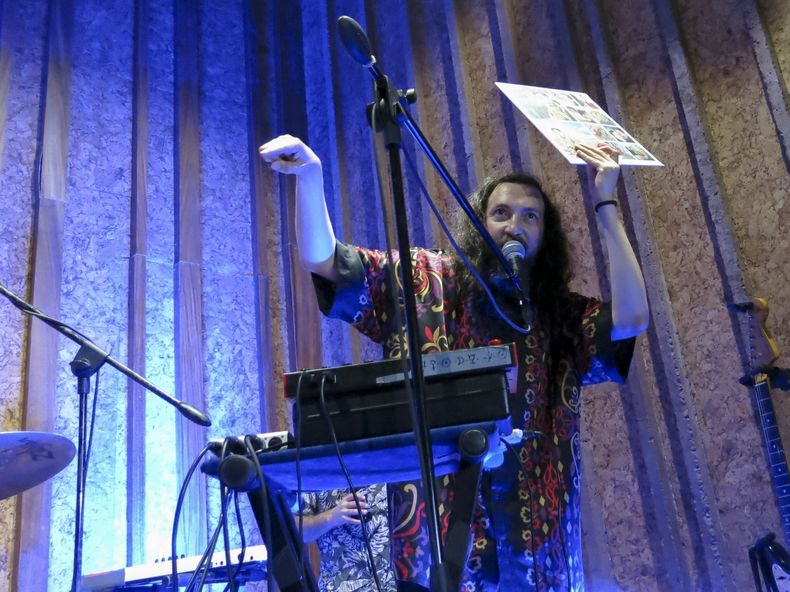 Eblis Álvarez de Meridian Brothers se presenta durante un concierto en la Ciudad de México el miércoles 31 de julio de 2024. (Foto AP/Berenice Bautista)