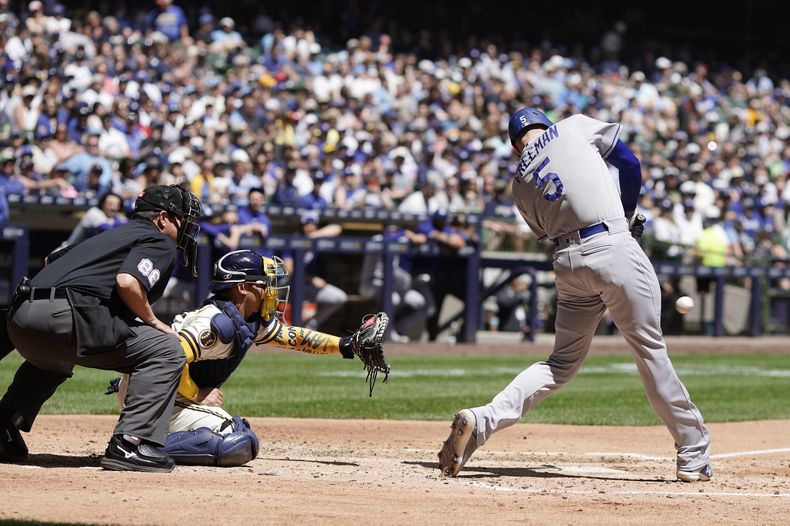 Freddie Freeman, de los Dodgers de Los Ángeles, conecta sencillo productor de dos carreras duranta la quinta entrada del juego de béisbol en contra de los Cerveceros de Milwaukee, el miércoles 10 de mayo de 2023, en Milwaukee. (AP Photo/Morry Gash)