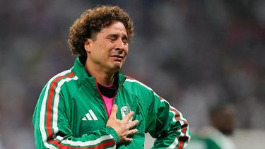 Guillermo Ochoa, arquero suplente de México, llora tras la eliminación ante Inglaterra en los octavos de final de la Copa del Mundo, el domingo 5 de julio de 2026 (AP Foto/Natacha Pisarenko )