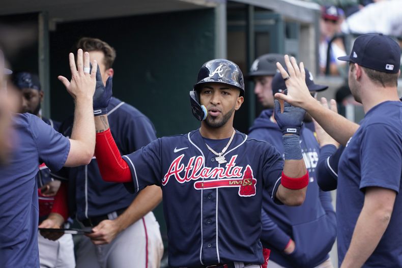 El puertorriqueño Eddie Rosario festeja luego de conseguir un jonrón een el segundo juego de una doble cartelera ante los Tigres de Detroit, el miércoles 14 de junio de 2023 (AP Foto/Paul Sancya)