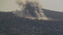 Una columna de humo señala el lugar donde se produjo un ataque aéreo israelí en la localidad de Mansouri, visto desde la ciudad de Tyre, en el sur de Líbano, el 24 de octubre de 2024. (AP Foto/Mohammed Zaatari)