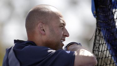 americateve | El jugador de los Yanquis de Nueva York, Derek Jeter, observa una pr&aacute;ctica de bateo el mi&eacute;rcoles, 26 de marzo de 2014, en Dunedin, Florida. (AP Photo/Kathy Willens)