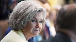 ARCHIVO – La jefa de despacho de la Casa Blanca, Susie Wiles, en una reunión del gabinete en la Casa Blanca, el 30 de abril de 2025, en Washington. (AP Foto/Evan Vucci, Archivo)