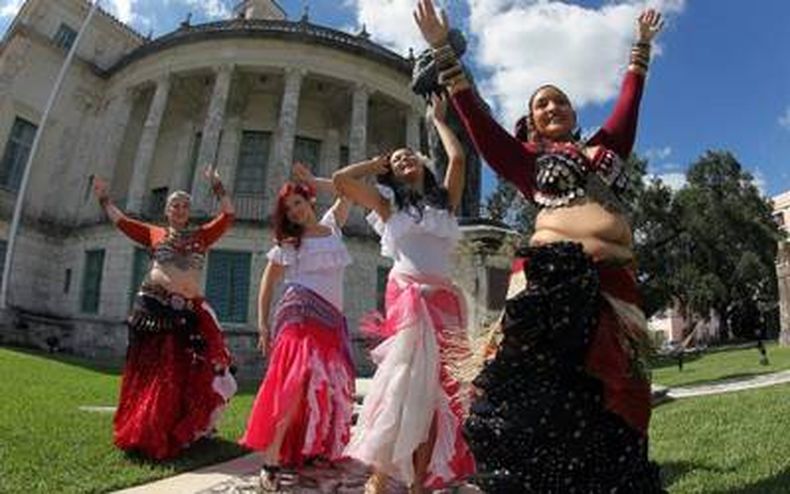 Con exhibiciones de pinturas y artesanías, platillos internacionales, presentaciones artísticas y actividades para la familia, inició el quinto Festival Cultural Hispano de Coral Gables, el sábado.