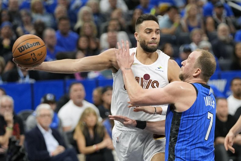 ARCHIVO - El escolta de los Cavaliers de Cleveland Max Strus, a la izquierda, pasa el balón alrededor del escolta del Magic de Orlando Joe Ingles (7) durante la primera mitad del Juego 6 de una serie de playoffs de primera ronda de baloncesto de la NBA, el 3 de mayo de 2024, en Orlando, Florida (AP Foto/John Raoux, Archivo)