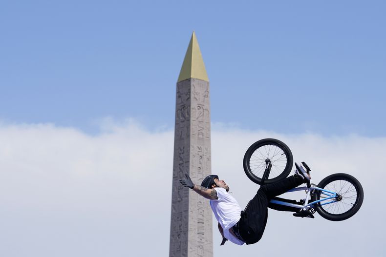 El argentino José Torres hace una pirueta durante la final del BMX freestyle de los Juegos Olímpicos de París, el miércoles 31 de julio de 2024. (AP Foto/Frank Franklin II)